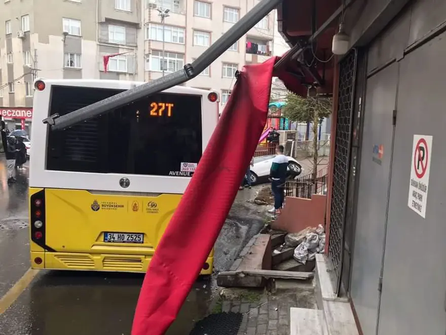 Kontrolden çıkan halk otobüsü durağa daldı 3