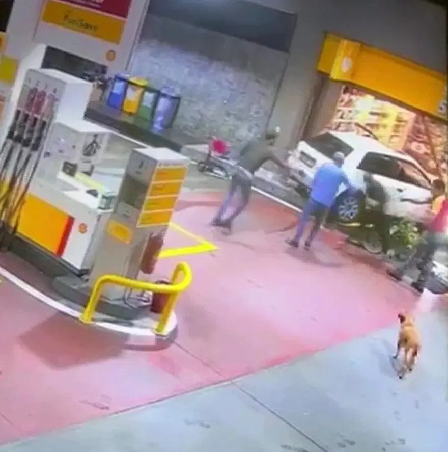 Akaryakıt istasyonunda dehşet anları: Ezmeye çalıştı,bıçakla kovaladı, motosikletli kaskını çıkarınca kurtuldu! 3