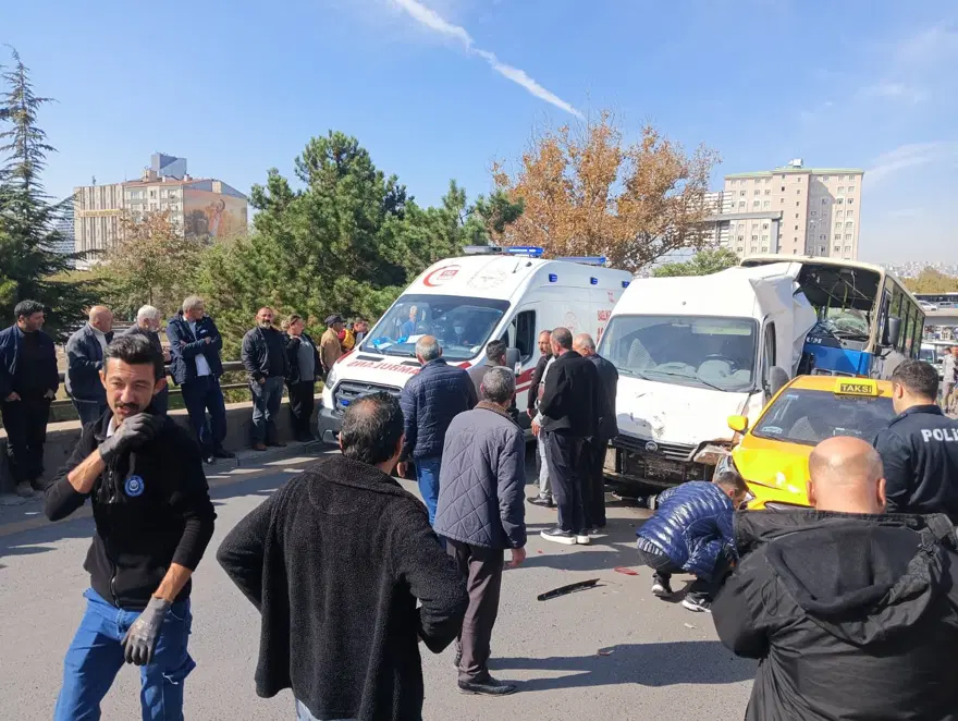 Ankara'da 6 araç birbirine girdi: Yaralılar var Ankara'da 6 araç birbirine girdi: Yaralılar var