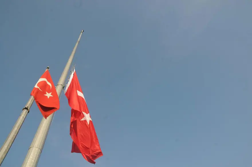 Türk Bayraklar yarıya indirildi 9