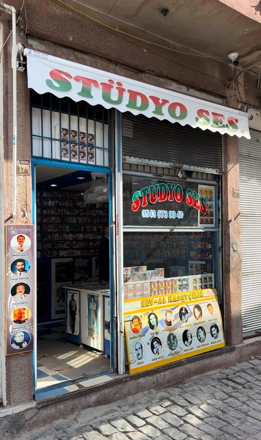 Diyarbakır'ın yarım asırlık kasetçisi! 20 metrekarelik dükkanında teknolojiye meydan okuyor 2