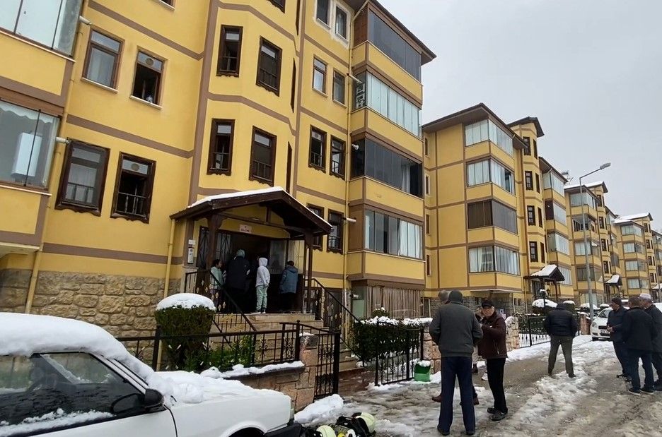Karabük'te dört katlı binada yangın