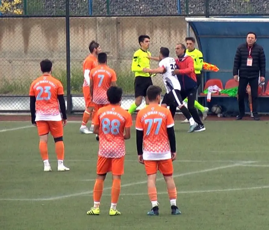 Futbolcu hakeme saldırdı maç tatil edildi 5