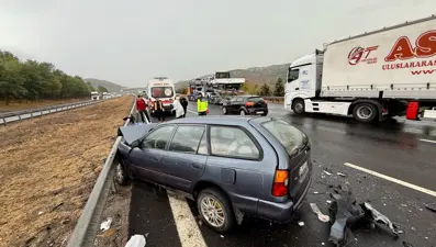 Anadolu Otoyolu'ndaki kazalarda 2 kişi öldü, 15 kişi yaralandı