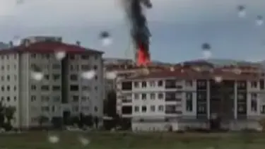 Elektrik panosu patladı, binanın çatısında yangın çıktı