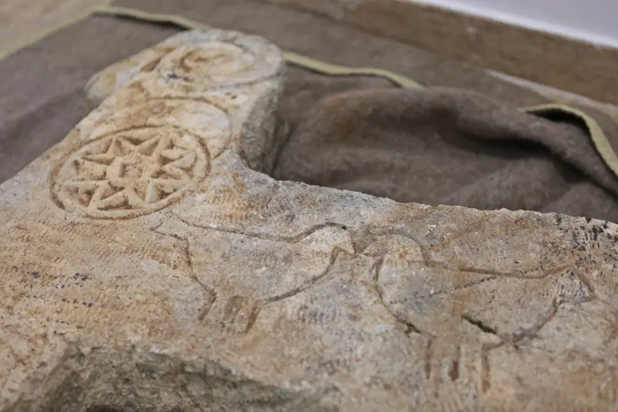 Kırmızı bültenle aranan tarihi mezar taşı bulundu 11