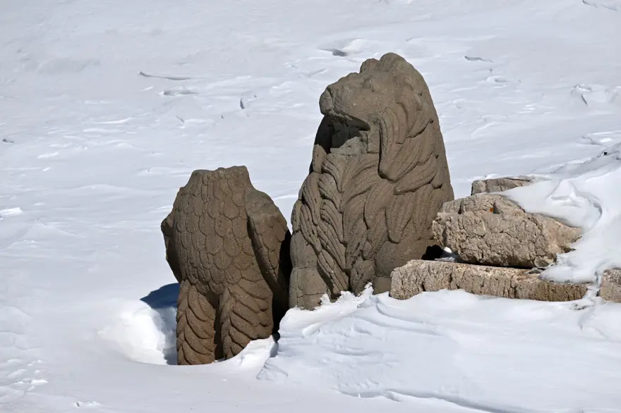 Nemrut Dağı'ndan eşsiz görüntüler: Dev heykeller karlar altında kaldı 18