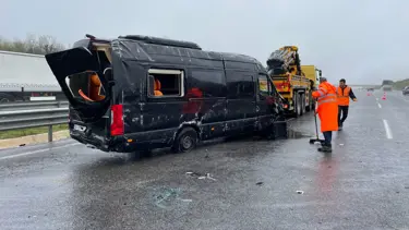 Kuzey Marmara Otoyolu’nda tur minibüsü kaza yaptı: 5 yaralı