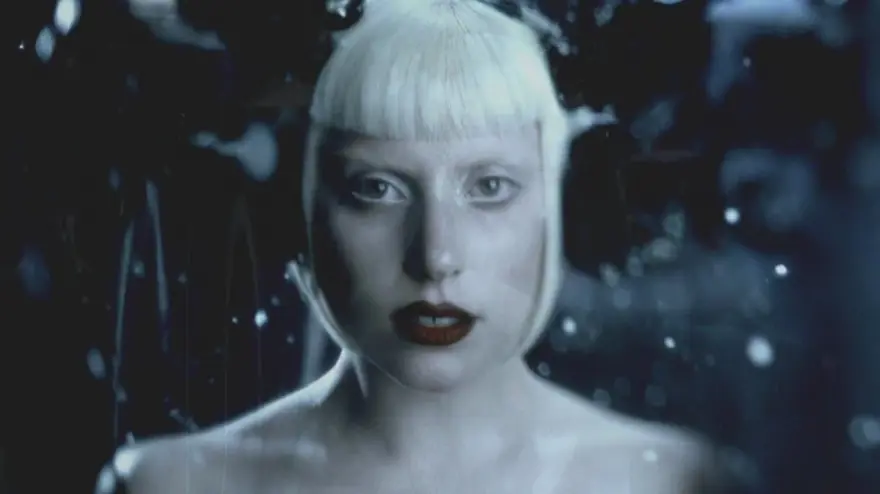 Gaga'dan homoerotik bir askeri fantezi 19