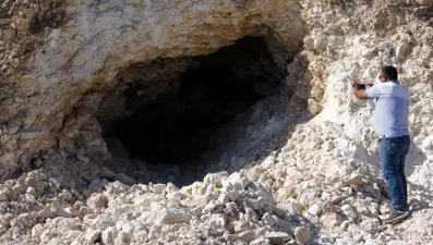 Van'da yol çalışmasında Urartular dönemine ait 2 kaya mezarı bulundu