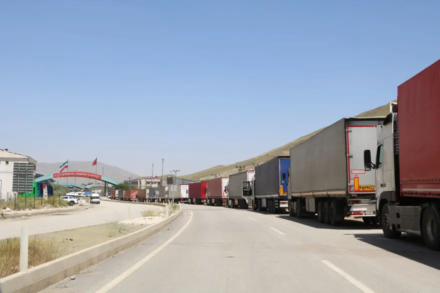 Türkiye-İran sınırında 5 kilometrelik TIR kuyruğu 5 Türkiye-İran sınırında 5 kilometrelik TIR kuyruğu 5