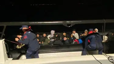 İzmir açıklarında 22 düzensiz göçmen yakalandı