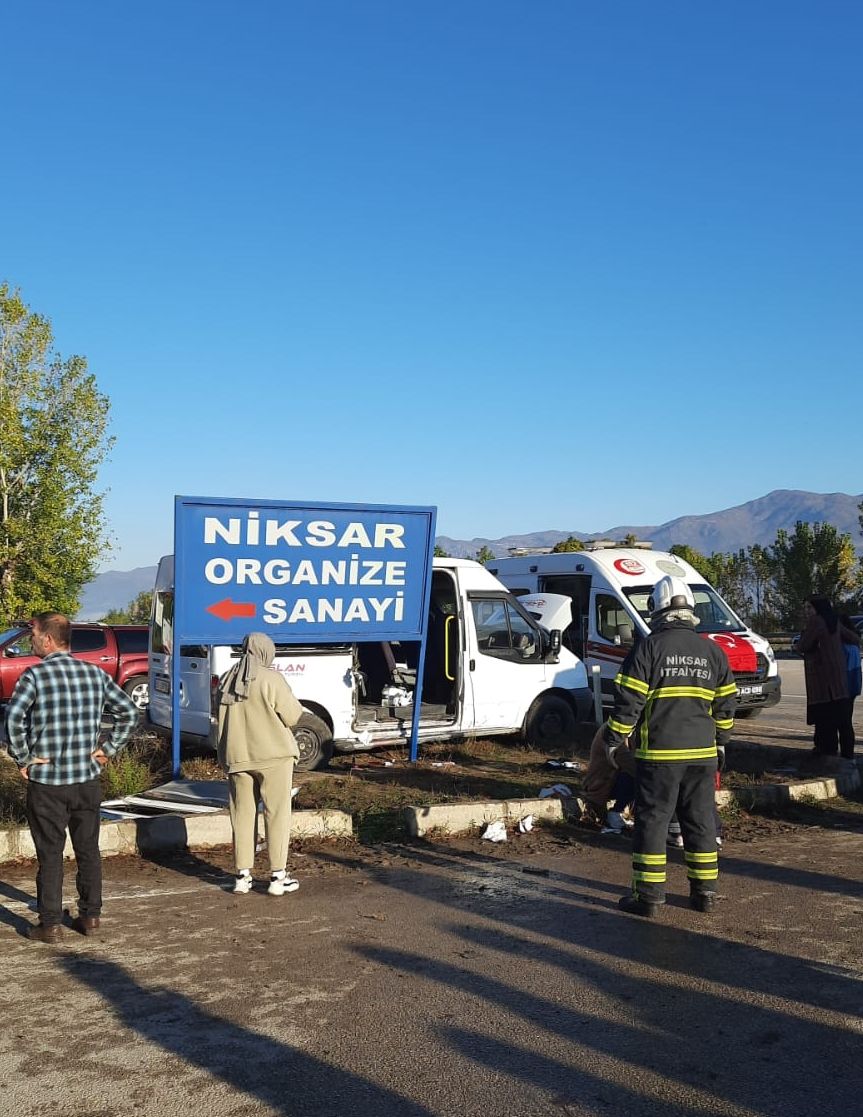 İşçi servisi ile tarım işçilerinin olduğu minibüs çarpıştı: 10 yaralı