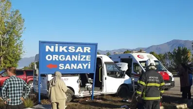 İşçi servisi ile tarım işçilerinin olduğu minibüs çarpıştı: 10 yaralı