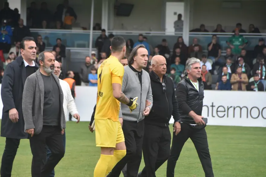 Bodrum FK-Eyüpspor maçında ortalık karıştı: Arda Turan'a yabancı madde atıldı, bir futbolcu hastaneye kaldırıldı 4