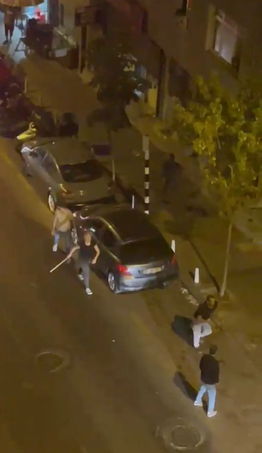 Akrabalar döner bıçaklarıyla birbirine girdi (Kavga alanında kaza yapan kuryeyi de dövdüler) 6 Akrabalar döner bıçaklarıyla birbirine girdi (Kavga alanında kaza yapan kuryeyi de dövdüler) 6