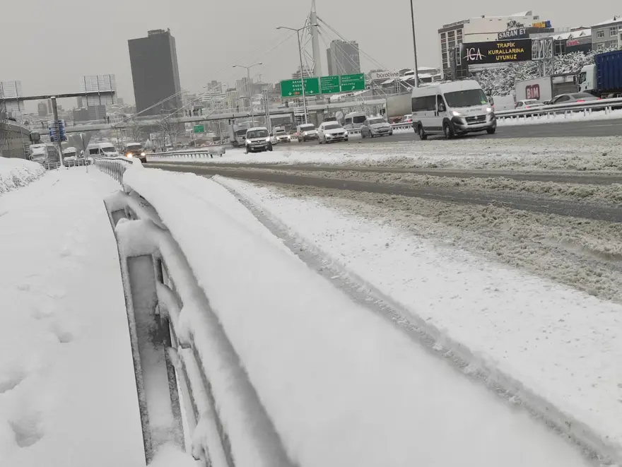 Kar yağışı İstanbul'u etkisi altına aldı 17 Kar yağışı İstanbul'u etkisi altına aldı 17