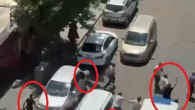 Husumetli aileler arasında bıçaklı kavga: 4 kişi yaralandı