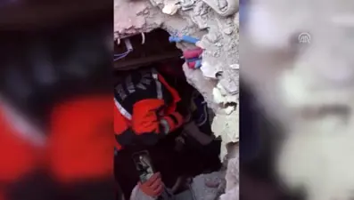 Elazığ Gezin Mahallesi'nde bir kadının enkazdan çıkarılma anı