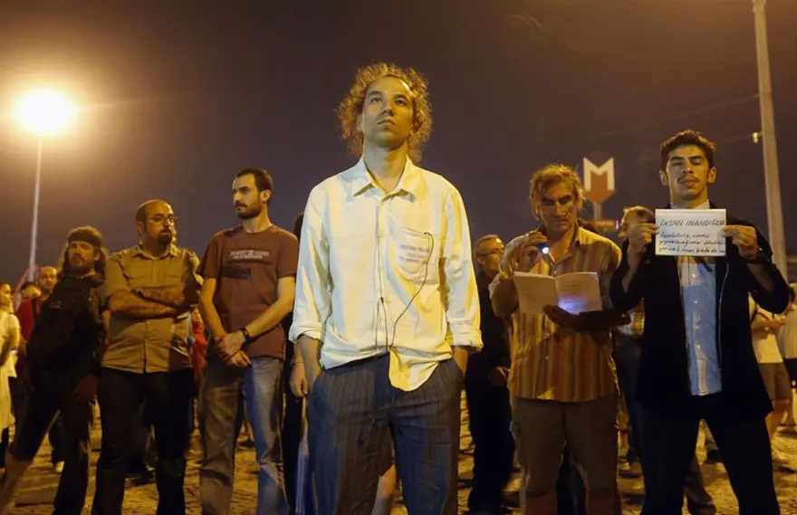 'Duran adam'lar sosyal medyada 1