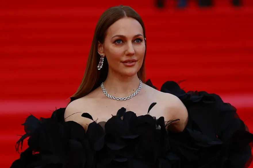 Meryem Uzerli Moskova Uluslarası Film Festivali'nin kırmızı halısında 7