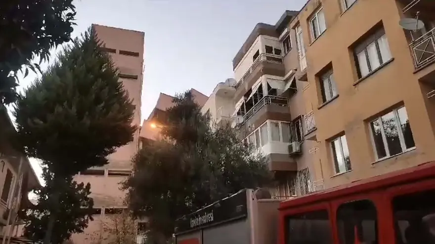 İzmir'de okul binası, yıkımı sırasında yan yattı 