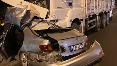 Otomobil, karşı şeride geçip kamyonun altına girdi: 1 ölü
