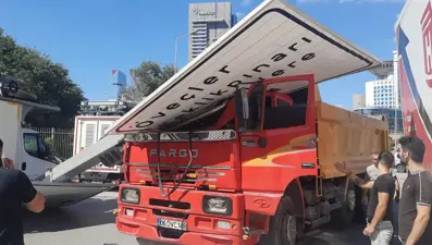 Hafriyat kamyonu yön levhasını devirdi