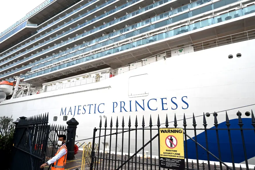 Covid-19'a yakalanan 800 yolcunun bulunduğu gemi Avustralya'ya demirledi 3