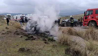 İki araç kafa kafaya çarpıştı: İki ölü, iki yaralı