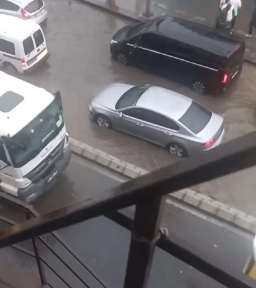 İstanbul'da sağanak hayatı olumsuz etkiledi 6