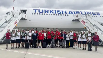 Avrupa ikincisi 12 Dev Adam yurda döndü