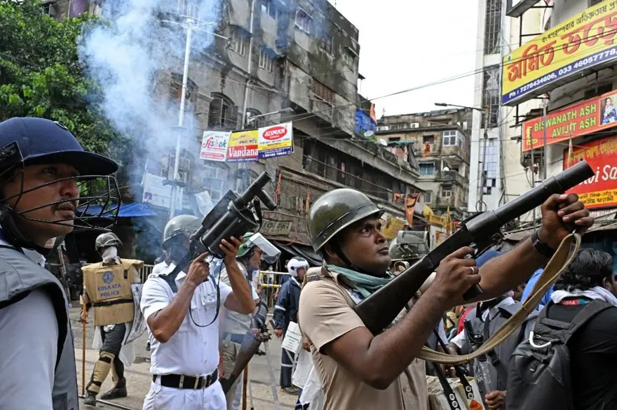 Hindistan cinsel şiddete karşı ayakta: İşçiler greve gitti, protestocular tren yollarını kapattı 2