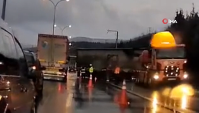 TEM’de İstanbul yönünü kapatan kaza