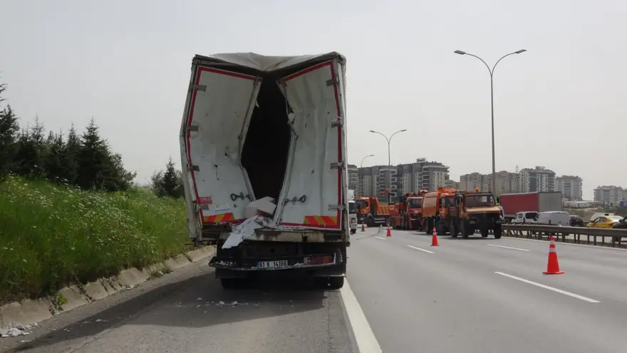 TEM'de zincirleme kaza: İstanbul yönü trafiğe kapandı 9 TEM'de zincirleme kaza: İstanbul yönü trafiğe kapandı 9