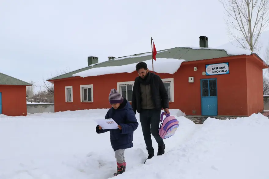 2 derslik 1 öğrenci: Hasret'in karne sevinci 14