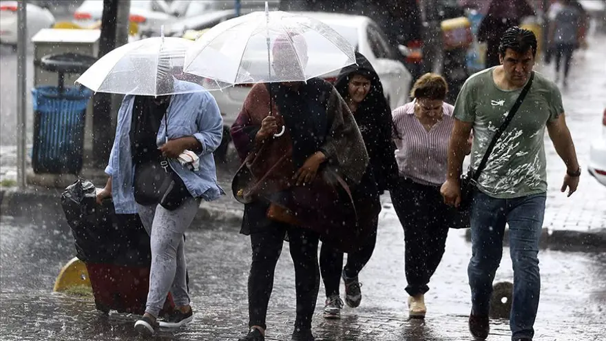 Kuvvetli sağanak geliyor: AKOM'dan İstanbul için saat verildi (Bugün hava nasıl olacak?) 12