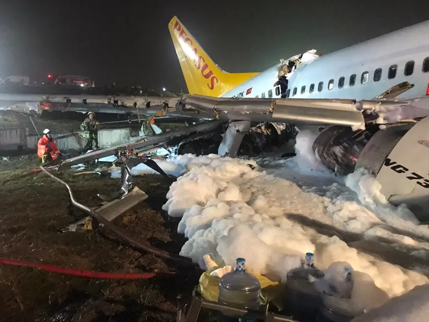Sabiha Gökçen'de pistten çıkan uçaktan ilk görüntüler 7