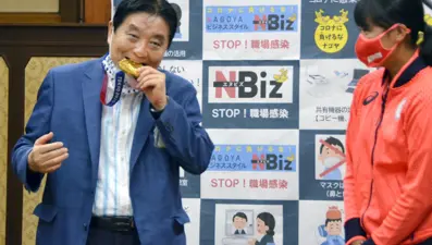 Olimpiyat madalyasını ısıran Japon belediye başkanı virüse yakalandı
