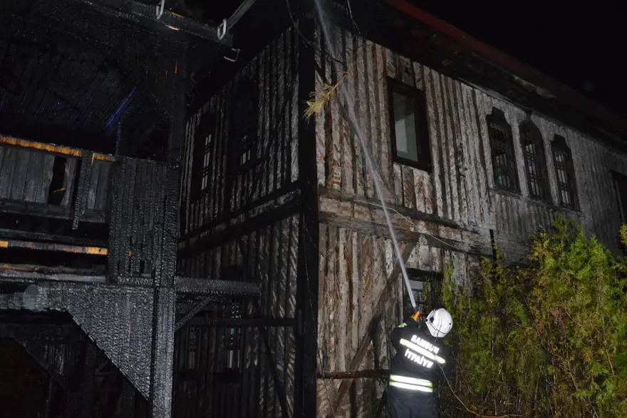 Atatürk'ün kaldığı tarihi konak yandı 3