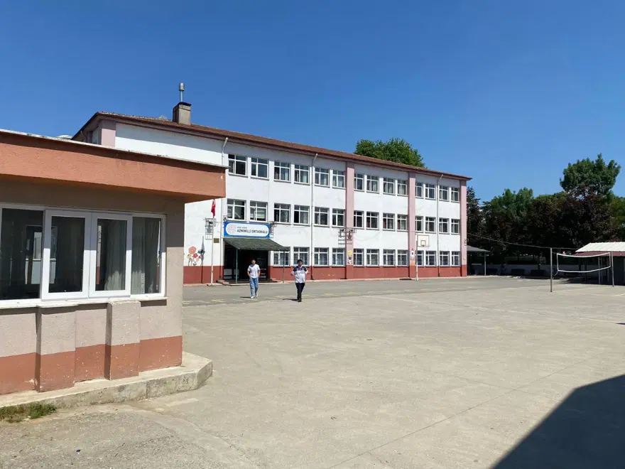 Okulda akran zorbalığı: 3 öğrenci arkadaşını dövüp kameraya çekti 4