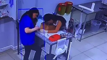 Veterinerde panik: Köpeğini muayene ettirirken bayıldı