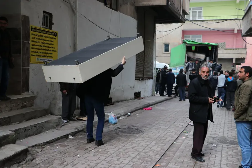 Diyarbakır'da ağır hasarlı binaya tahliye 5