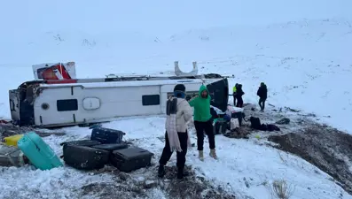 İran’dan gelen yolcu otobüsü devrildi: 10 yaralı