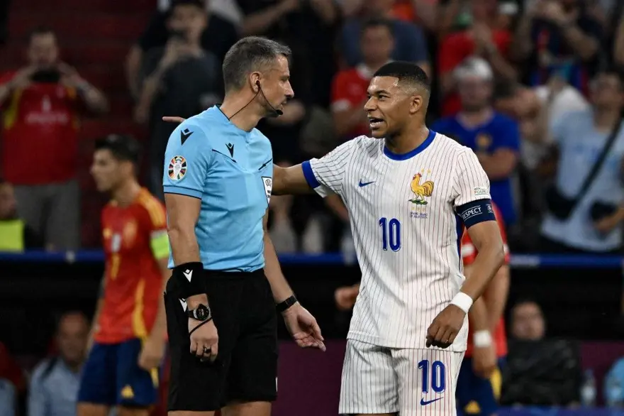 Derbide düdük çalacak Slavko Vincic'in yönettiği maçlar: Milli futbolcuya aldatmaya yönelik hareketten kart göstermişti 5