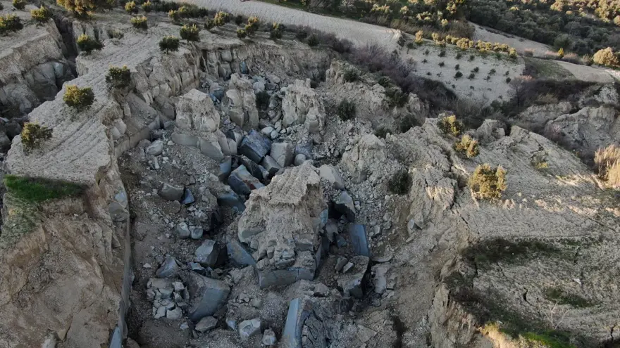 Deprem tarlayı ikiye böldü 6 Deprem tarlayı ikiye böldü 6