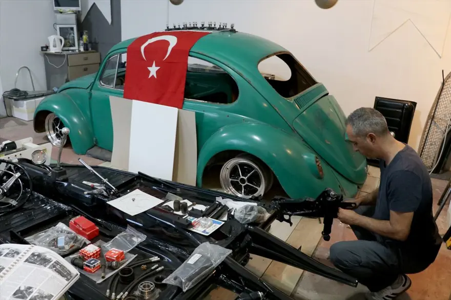 İlaç mümessili, hobisinin peşinden gitti: Klasik otomobilleri restore ediyor 