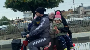 Motosiklette tehlikeli yolculuk: Altı kişi bindiler