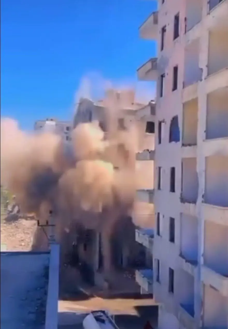 Ağır hasarlı bina yıkım sırasında çöktü 1