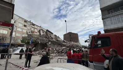 Güngören'de bina çöktü